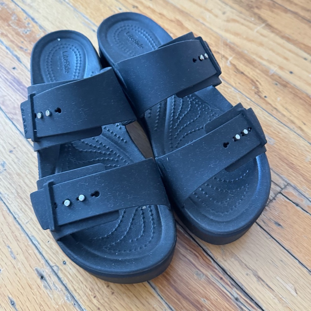 Crocs Brooklyn Buckle Platform Sandal (size 9)
